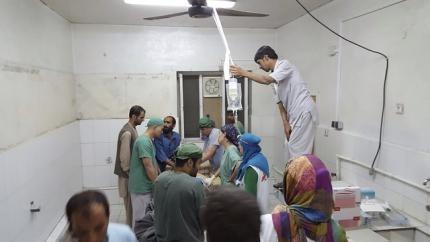 Các bác sĩ phẫu thuật tiến hành công việc bên trong bệnh viện sau không kích. Ảnh: Reuters