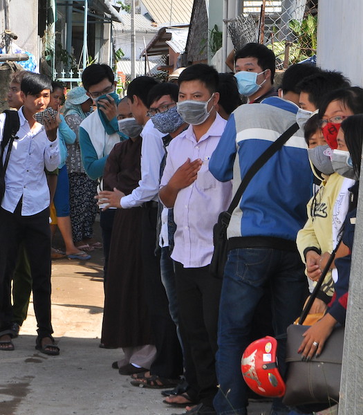 
Nhiều người dân tập trung trước nhà trọ Nhật Trường theo dõi vụ việc
