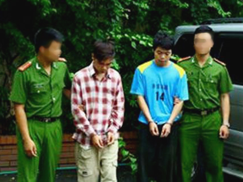 Nguyễn Thành Công và Lương Văn Hoàn bị lực lượng công an bắt giữ đưa về trụ sở Công an quận Cầu Giấy