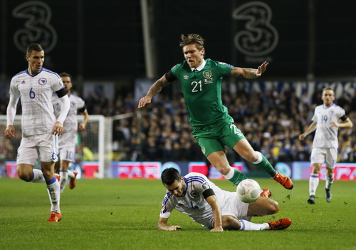 
Ireland (Jeff Hendrick, 21) vất vả trước hàng thủ Bosnia
