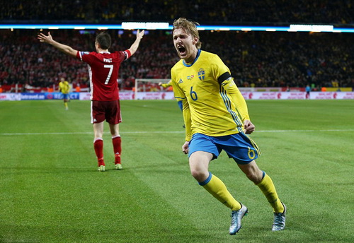 Emil Forsberg mở tỉ số cho chủ nhà Thụy Điển