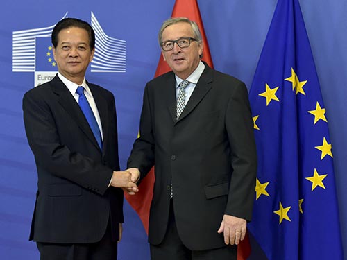 Chủ tịch Ủy ban châu Âu Jean-Claude Juncker đón tiếp Thủ tướng Nguyễn Tấn Dũng Ảnh: REUTERS