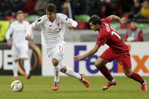 Firmino (trái) ngày càng hòa nhập với lối chơi của Liverpool