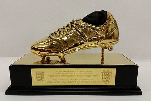 Chiếc giày đặc biệt sẽ được trao cho Wayne Rooney về kỷ lục ghi bàn cho tuyển Anh