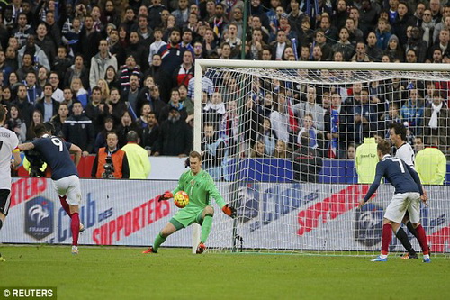 Giroud (9) đánh bại thủ thành Manuel Neuer