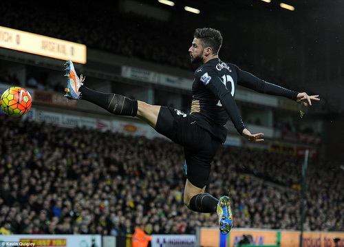 Arsenal sớm giành thế chủ động tại sân Carrow Road