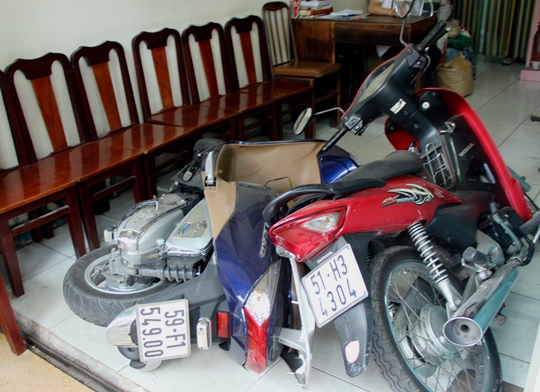 Xe máy của các nạn nhân bị hất văng vào bên trong tiệm thuốc