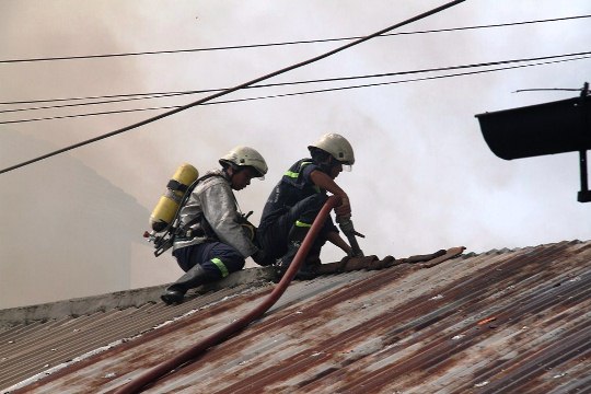 Lính cứu hỏa phải tiếp cận đám cháy từ trên cao để cô lập ngọn lửa