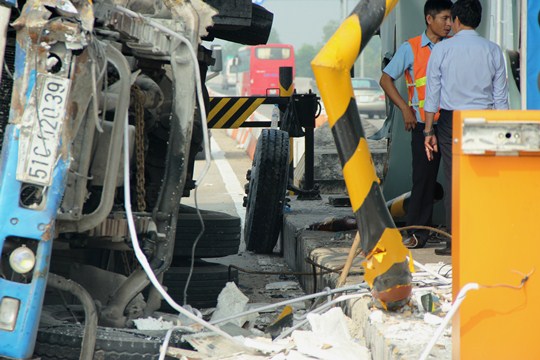 Xe tải tông sập 2 phòng vé trạm thu phí cao tốc Trung Lương, 3 người bị thương