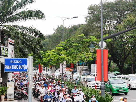 Vụ tai nạn làm giao thông trên các tuyến đường qua công viên Hoàng Văn Thụ bị ùn ứ nghiêm trọng