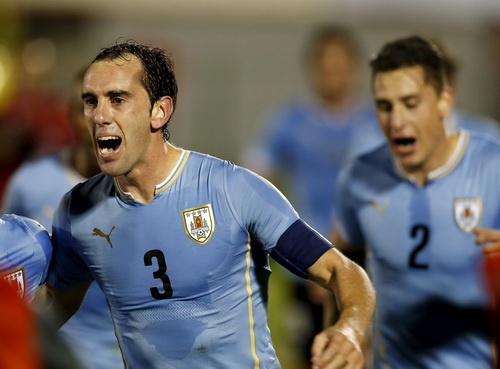 Trung vệ Diego Godin mở tỉ số sớm cho Uruguay