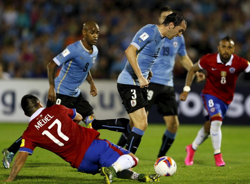 Diego Godin mở tỉ số cho Uruguay