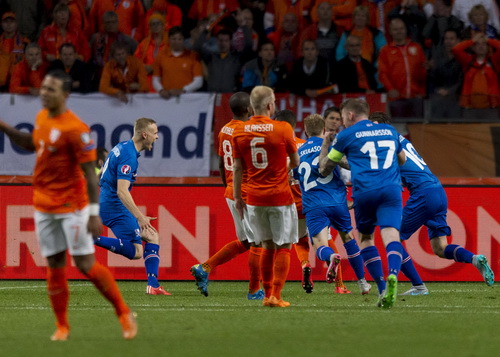 Hà Lan trượt dài từ trận thua Iceland