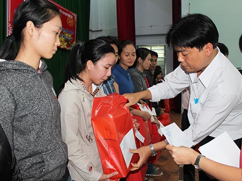 Ông Nguyễn Văn Hải, Phó Chủ tịch LĐLĐ quận Bình Tân, TP HCM, tặng quà Tết cho công nhân mất việc