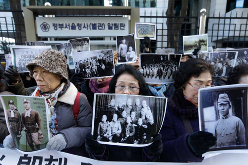 Thân nhân của những “phụ nữ mua vui” Hàn Quốc trước trụ sở Bộ Ngoại giao ở Seoul ngày 28-12 Ảnh: AP