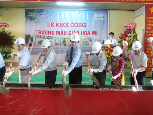 
Đại diện Vietcombank cùng các ban ngành trên địa bàn huyện Long Mỹ - tỉnh Hậu Giang khởi công xây dựng Trường mầm non Họa Mi
