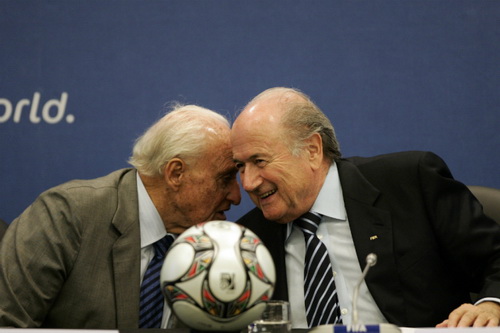 Joao Havelange (trái) và người kế nhiệm ở FIFA Sepp Blatter