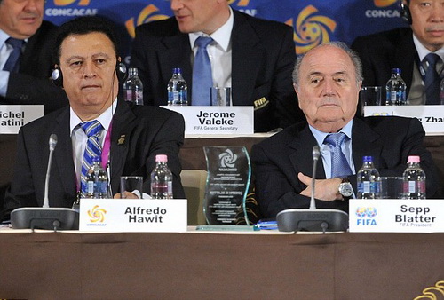 
Alfredo Hawit, chủ tịch LĐBĐ CONCACAF (trái), đã bị bắt giữ
