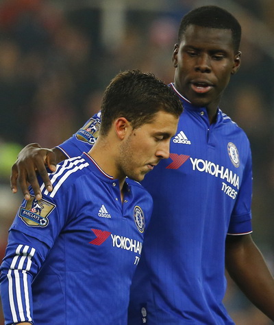 Kurt Zouma an ủi Hazard sau loạt đá luân lưu không thành công của Chelsea