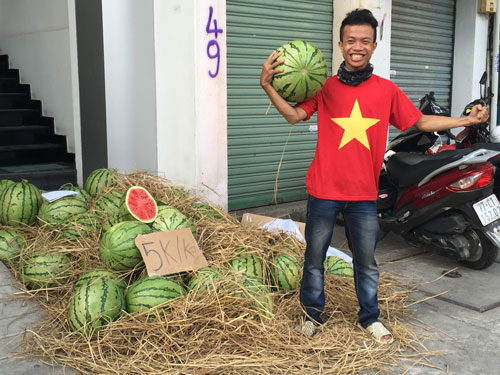 Sinh viên TP HCM bán dưa hấu “giải cứu” cho nông dân miền Trung Ảnh: QUANG HUY