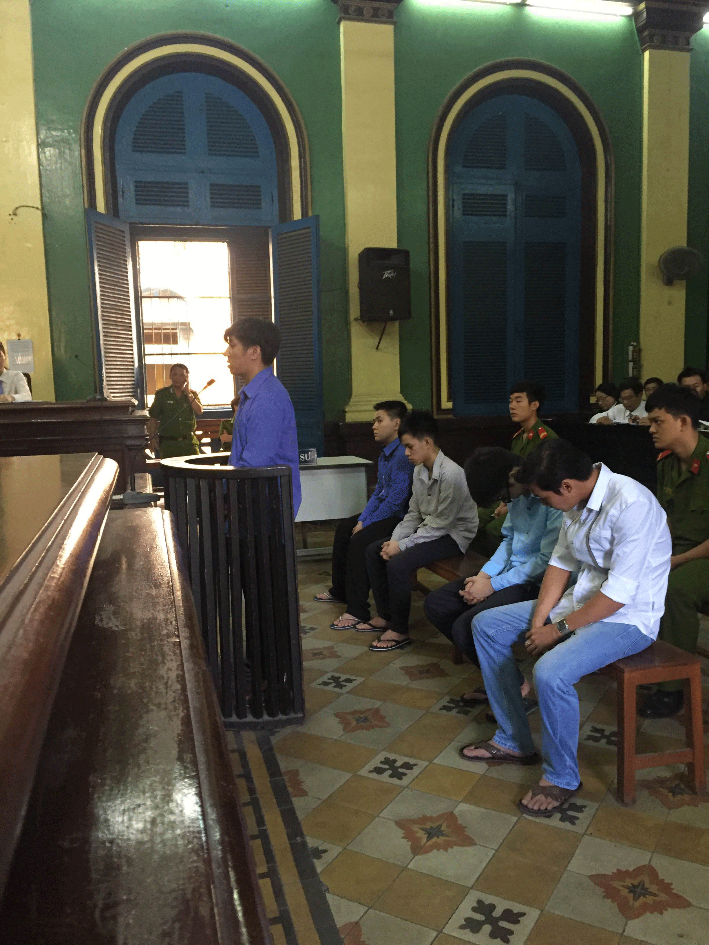 
Phạm Sỹ Hoài Như (áo trắng, bên phải) tại phiên xét xử sáng 23-12
