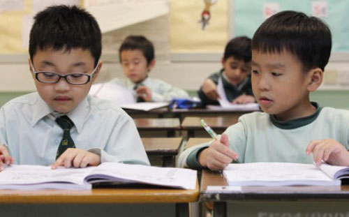 Phụ huynh Hồng Kông đang kêu gọi giảm bớt áp lực thi cử cho học sinh tiểu học Ảnh: SCMP