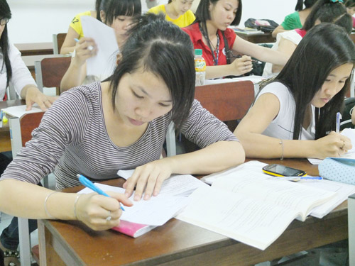 Công nhân Công ty Pou Yuen học nâng cao trình độ tại trung tâm Giáo dục thường xuyên Tôn Đức Thắng