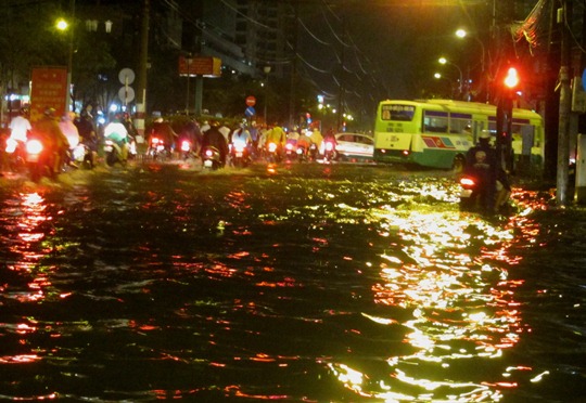 
Đường Hồng Bàng (quận 5) mênh mông nước sau cơn mưa làm giao thông hỗn loạn. Ảnh: Gia Minh
