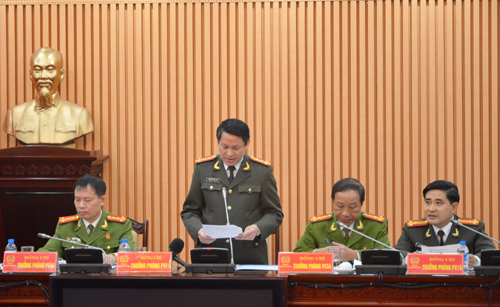 
Đại tá Nguyễn Văn Viện, Trưởng phòng Tham mưu của Công an TP Hà Nội, công bố kết quả điều tra ban đầu vụ thảm án 4 người thương vong - Ảnh: Nguyễn Hưởng
