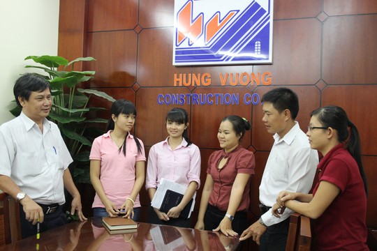 
Anh Nguyễn Địch Huy (bìa trái), Chủ tịch Công đoàn Công ty TNHH XDCT Hùng Vương, trao đổi cùng đoàn viên về việc triển khai phong trào thi đua tại đơn vị
