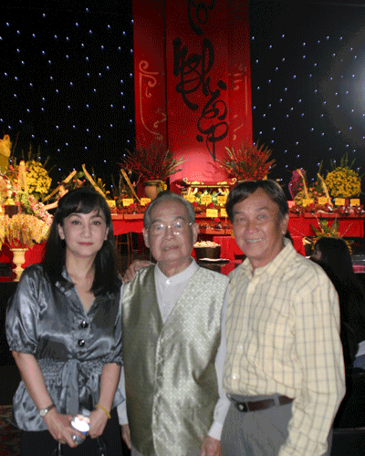 
Nghệ sĩ Hương Huyền (bìa phải), Thanh Thanh Tâm và nghệ sĩ Văn Chung trong ngày cúng Tổ nghiệp
