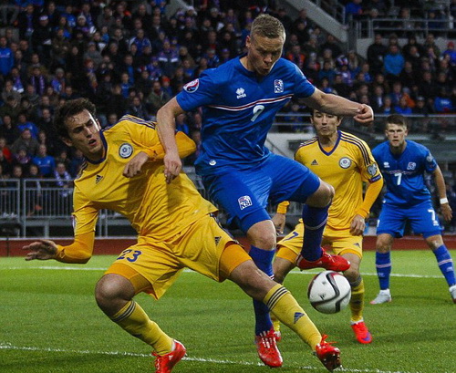 Iceland (áo sậm) giành vé dự VCK EURO 2016