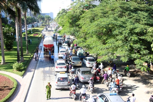 Lòng đường lưu thông bijthu hẹp đáng kể vì 1m3 bùn đất