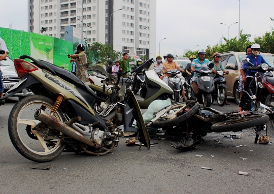 Hai xe máy nát bét sau va chạm