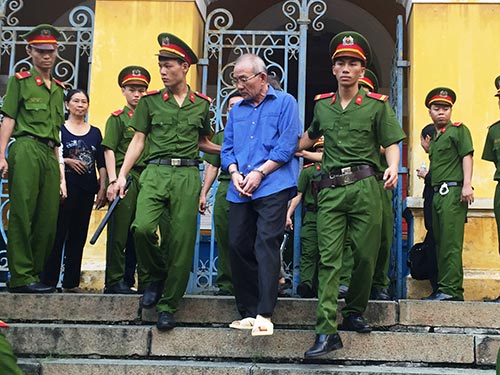 Công an dẫn giải bị cáo Hồ Đăng Trung về trại giam sau phiên xử