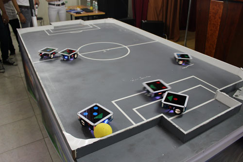 Một trận đá bóng giữa các robot tham dự cuộc thi SOCCERBOT 2015