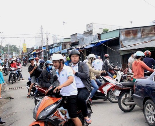 Trong khi đó, do cầu bị phong tỏa khiến nhiều người dân phải quay đầu, chật vật tìm hướng khác để lưu thông