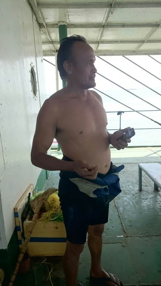 
Anh Huỳnh Văn Danh, thợ lặn cho biết việc móc cáp vào tàu Hoàng Phúc 18 đã hoàn tất 
