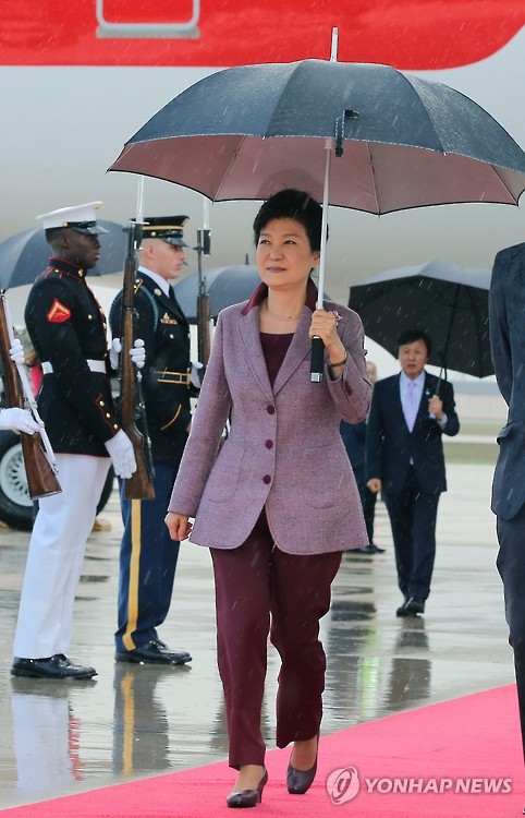 Tổng thống Park Geun-hye tới Washington ngày 13-10. Ảnh: YONHAP