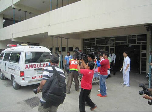 Nhân viên lãnh sự được đưa đến bệnh viện cấp cứu ngày 21-10. Ảnh: IASK