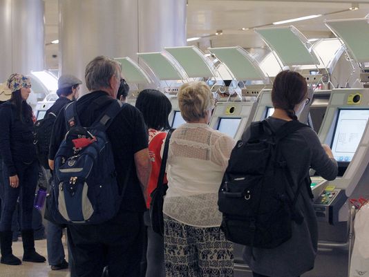 Hành khách tại sân bay quốc tế Los Angeles Ảnh: AP