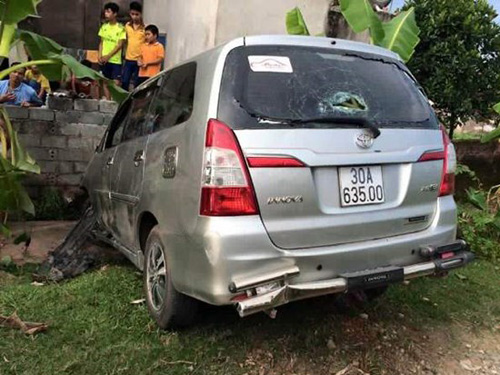 Chiếc Toyota Innova gây thương tích cho 8 người tông vào nhà dân - Ảnh: facebook