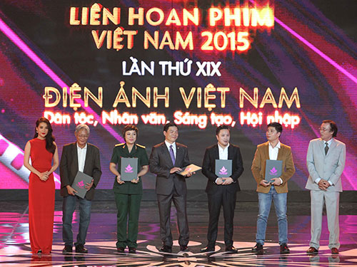 Đạo diễn Victor Vũ (thứ 3 bên phải) nhận giải Đạo diễn xuất sắc nhất Ảnh: HOÀNG TRIỀU