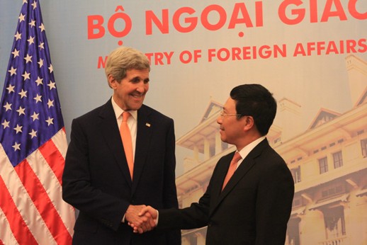 
Phó Thủ tướng, Bộ trưởng Ngoại giao Phạm Bình Minh và Ngoại trưởng Mỹ John Kerry thân mật bắt tay trước hội đàm trong chuyến thăm Việt Nam của ông Kerry vào cuối năm 2015 - Ảnh: Dương Ngọc
