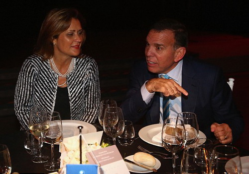 Juan Angel Napout, chủ tịch CONMEBOL (phải)