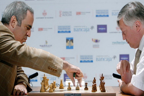 Hai cựu vô địch thế giới Gary Kasparov và Anatoly Karpov trong một trận đấu biểu diễn năm 2009