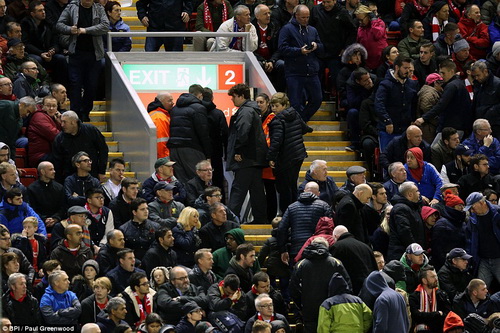 Khán giả sân Anfield ra về từ phút 82 khi đội nhà bị dẫn bàn