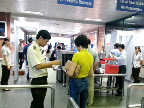 Nhân viên an ninh hàng không kiểm tra giấy tờ nhân thân hành khách đi máy bay - Ảnh minh họa