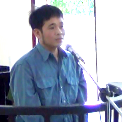 
Bị cáo Nguyễn Phú Lạc đang trả lời thẩm vấn trước tòa
