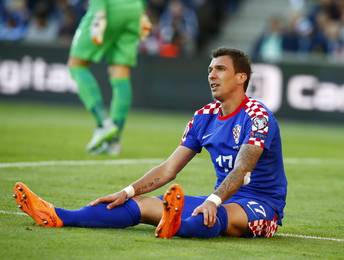 Mario Mandzukic thất vọng khi Croatia thua trận trước Na Uy